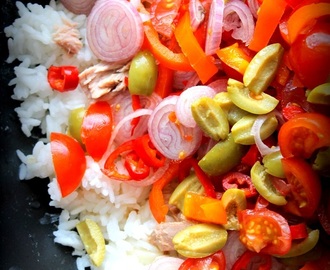 Arroz con atún, tomates, pimiento y aceitunas / Ryż z tuńczykiem, pomidorami, papryką i oliwkami