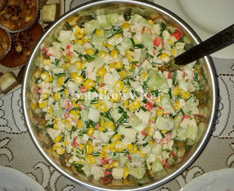 Sałatka z surimi, ogórkiem, kukurydzą i szczypiorkiem (136 kcal w 100 g)