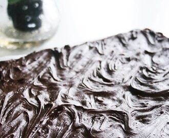Godaste chokladkakan i långpanna – Frosting / chokladtopping – Recept