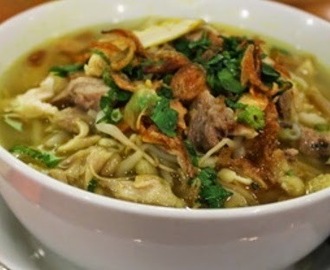 Indonesische soto ajam: heerlijke Indonesische soep van kip met rijst en bijgerechten