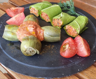 Alcachofas al vapor en salsa de tomate crudivegana acompañada de rollitos verdes con relleno de paté de champiñones por Estefanía Aleu