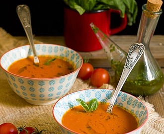 Sopa caliente de tomate al aceite de albahaca