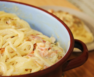 Espaguetis a la carbonara (con nata y bacon): receta