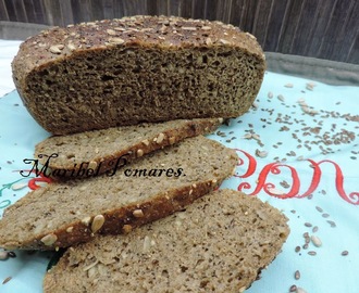 Pan integral de trigo y centeno con semillas de girasol. linaza, amapola y sésamo en olla programable.