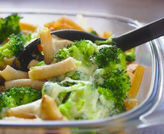 Zapiekanka makaronowa z kurczakiem i brokułami