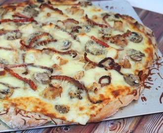 White Garlic Cheese Sauce Pizza with Grilled Chicken, Mushrooms and Red Peppers