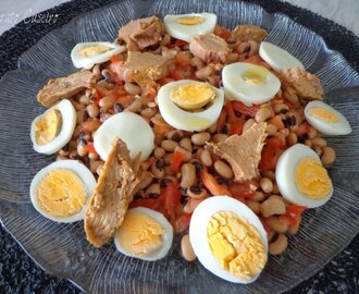 Salada de atum com feijão frade, com ovo e tomate