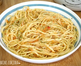 Espaguetis con tomate, piñones y un toque picante