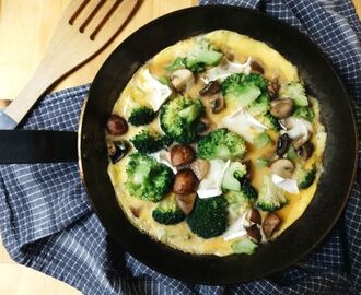 Omelet met broccoli, paddenstoelen en komijn