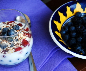 Lekkie śniadanie – jogurt z owocami i płatkami owsianymi