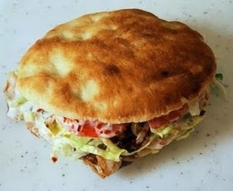 Sándwich de pan pita al estilo griego (Gyros Pita)