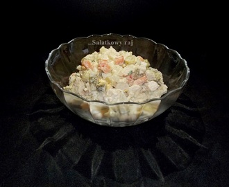 Sałatka z kurczakiem, ziemniakami, marchewką, jajkiem, ogórkiem i pietruszką (100 kcal w 100 g)