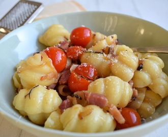 pasta met ui, spekjes en tomaten