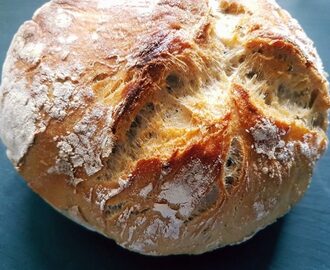 Chrupiący chleb, pieczony w naczyniu żaroodpornym