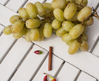 Ziegenkäse mit Weintrauben und Holunderblütensirup