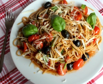Pomysł na szybki i zdrowy obiad.Pełnoziarniste spaghetti z pomidorkami koktajlowymi i oliwkami