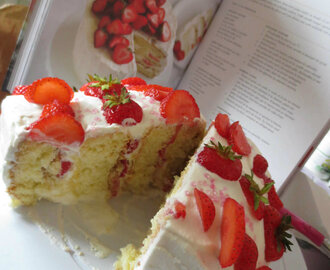 Caprice pour deux : gâteau aux fraises sans gluten, à la chantilly et au citron vert.