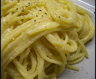 SPAGHETTI CACIO E PEPE (Spaghetti mit Pecorinokäse und Pfeffer)