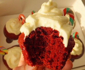 Cupcakes de terciopelo rojo con frosting de queso crema y feliz año nuevo
