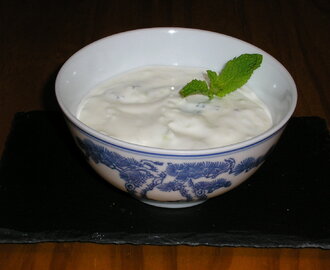 Tzatziki ( salsa de yogur griega )