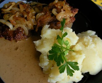 Pannbiffar med stekt lök, potatismos och dijon/pepparsås