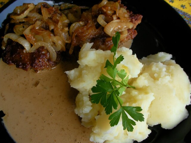 Pannbiffar med stekt lök, potatismos och dijon/pepparsås