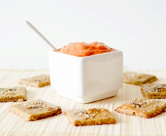 Poivronade aux tomates séchées et piment d’Espelette – & Crackers maison aux graines et à l’huile d’olive