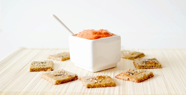 Poivronade aux tomates séchées et piment d’Espelette – & Crackers maison aux graines et à l’huile d’olive