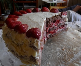 Tort marzenie, czyli czekoladowy biszkopt z kremem o smaku białej czekolady i truskawkami