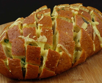 Pieczony chleb faszerowany masłem, czosnkiem, pietruszką i żółtym serem