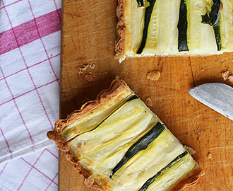 Super saftige Zucchini-Tarte mit Ziegenfrischkäse und dem knusprigsten Parmesanboden, den ihr euch vorstellen könnt.