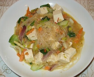 Wok med tofu, nudlar, grönsaker och kokos- och ingefärssås