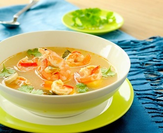 Aromatyczna tajska zupa krewetkowa z trawą cytrynową - Tom Yum Goong