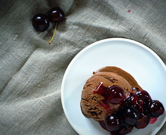Domowe lody czekoladowe z wiśniową polewą