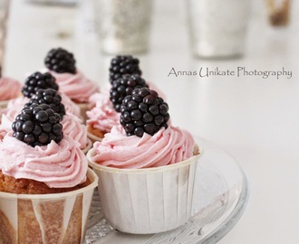 Cupcakes im rosa Buttercreme-Outfit