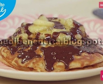 Pancakes alle Fragole con Cioccolato e Banane Caramellate