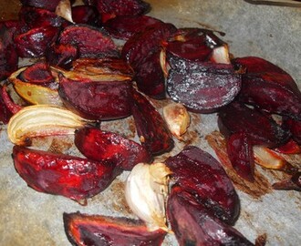 Rostad rödbetssoppa med fetaost och pistagenötter