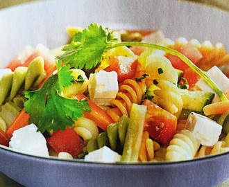 Ensalada de pasta y verduras al curry.