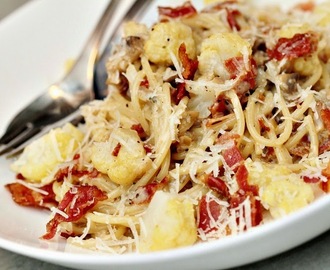 Ädelostsås med bacon, champinjoner och blomkål - krämigt och gott till pasta!