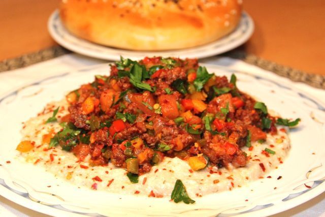 Geröstetes Fleisch auf Auberginenpüree nach Ali Nazik Art — Kolay Ali Nazik Kebab