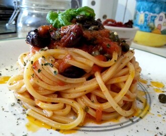 Espaguetis a la puttanesca o putanesca – Receta de pasta espaguetis con salsa puttanesca – Spaghetti alla puttanesca