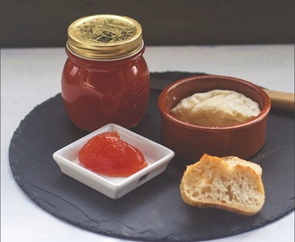 Sommer in Gläsern im Oktober: selbst gemachte süße Tomatenmarmelade zu Brot und Käse