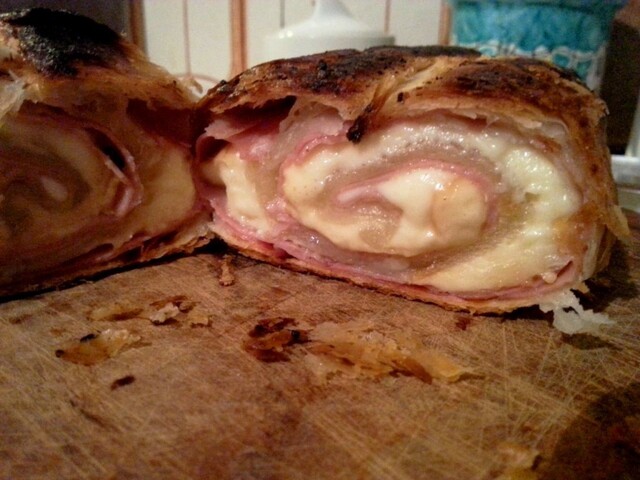 Rollo de hojaldre relleno de jamón y queso – Rotolo di mortadella e scamorza – Ham and cheese in puff pastry