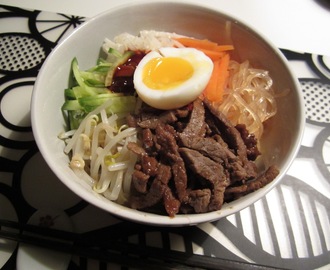 Koreansk “Bibimbap” (Ris, grönsaker och biff i skål)