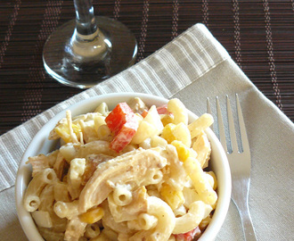 Makaronowa sałatka z kurczakiem i sosem musztardowym. Chicken and pasta salad with mustard sauce.