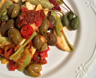 Pasta mediterranea con olive piccanti, pomodori secchi e capperi