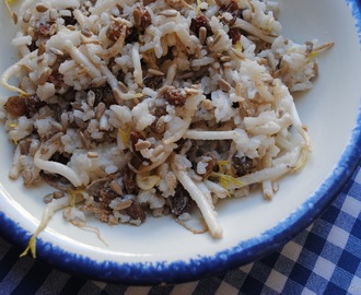 Sałatka ryżowa z kiełkami fasoli mung, rodzynkami i pestkami słonecznika