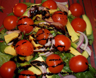 Sałatka z awokado, szpinakiem i pomidorkami koktajlowymi