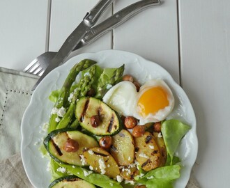 Salade de printemps aux  asperges, noisettes, petites pommes de terre et courgettes grillées  ( Sans gluten, vegan ou pas …avec options )