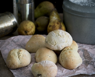World Bread Day – Julietta backt Zucchini-Quark-Brötchen
